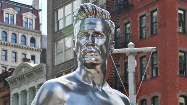 Stbrn socha Davida Beckhama tak propaguje spodn prdlo H&M.