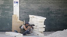 Bojovník Syrské osvobozenecké armády v Aleppu (9. srpna 2012)