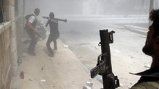 Bojovníci Syrské osvobozenecké armády v Aleppu (9. srpna 2012)