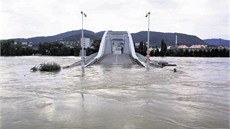 Benev most v Ústí nad Labem pi povodních v roce 2002