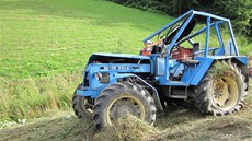 Pevrácený traktor u Huslenek na Vsetínsku | foto: HZS Zlínského kraje