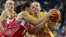 Ruska Becky Hammonová (vlevo) se snaí vybojovat mí na Australance Kristi