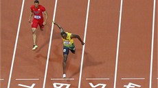 Usain Bolt probíhá cílem a Jamajka má dalí zlato. Tentokrát ve tafet na