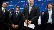 Výkonný ředitel NHLPA Donald Fehr (uprostřed) spolu s hvězdnými útočníky Výkonný ředitel NHLPA Donald Fehr (uprostřed) spolu s hvězdnými útočníky