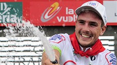 Německý cyklista John Degenkolb si na pódiu užívá triumf ve druhé etapě Vuelty. Německý cyklista John Degenkolb si na pódiu užívá triumf ve druhé etapě Vuelty.
