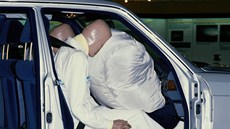 První airbag pro spolujezdce představil v roce 1987 Mercedes. První airbag pro spolujezdce představil v roce 1987 Mercedes.