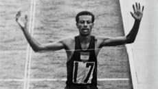 Píše se 21. říjen roku 1964 a Abebe Bikila probíhá jako první cílem Píše se 21. říjen roku 1964 a Abebe Bikila probíhá jako první cílem