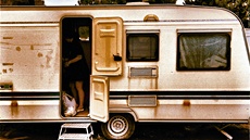 KARAVAN. Vyjet s obytným přívěsem se zprvu zdálo jako skvělý nápad. Po... KARAVAN. Vyjet s obytným přívěsem se zprvu zdálo jako skvělý nápad. Po...