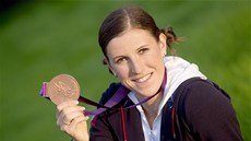 Atletka Zuzana Hejnová pózuje s bronzovou medailí v Londýn. (9. srpna 2012) 