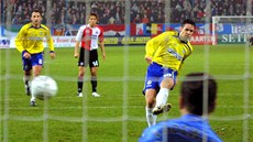 Teplický Pavel Horváth kope penaltu pi utkání  s Feyenoordem Rotterdam (27.