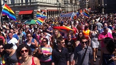 Úastníci pochodu homosexuál Prague Pride, který proel centrem metropole od