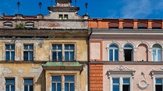 Kontrast mezi opravenými a zchátralými domy v historickém centru Hradce Králové. Kontrast mezi opravenými a zchátralými domy v historickém centru Hradce Králové.