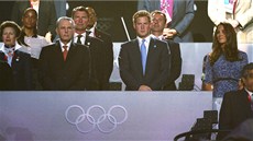 ESTNÁ TRIBUNA. Vedle pedsedy olympijského výboru Jacquese Roggea (vlevo) se...