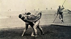 VI. vesokolský slet v roce 1912 zobrazující návrat k antickým koenm....