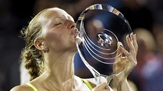 VÍTZNÝ POLIBEK. Petra Kvitová po triumfu na turnaji v Montrealu líbá vítznou trofej. | foto: AP