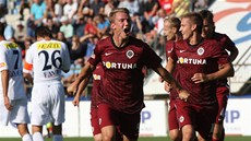 SPARANSKÁ RADOST. Fotbalisté Sparty se radují ze vsteleného gólu. V popedí