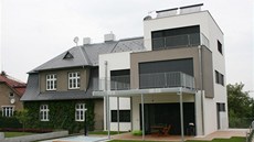 Po rekonstrukci je dům propojen s původní částí dvojdomu. Toto spojení Po rekonstrukci je dům propojen s původní částí dvojdomu. Toto spojení