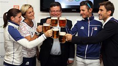 NEMÁTE OTVÍRÁK? eský biker Jaroslav Kulhavý si zlatou olympijskou medailí po závod otevel pivo.