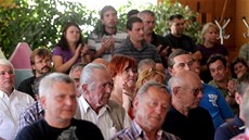 Asi 130 lidí přišlo ve středu večer do jednacího sálu úřadu v Bzenci na Asi 130 lidí přišlo ve středu večer do jednacího sálu úřadu v Bzenci na