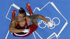 LETÍM. Ukrajinský boxer Alexandr Usyk ve vzduchu. Taní kozáek na oslavu svého