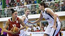 Barbora Kašpárková v červeném dresu české reprezentace do 20 let se probíjí pod Barbora Kašpárková v červeném dresu české reprezentace do 20 let se probíjí pod