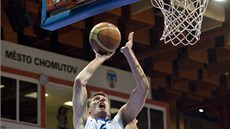 eský basketbalista Pavel Pumprla zakonuje na italský ko.