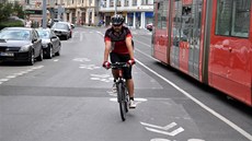 Kdo vymyslel tohle? Nově upravenou křižovatkou nábřeží Kpt. Jaroše a ulice... Kdo vymyslel tohle? Nově upravenou křižovatkou nábřeží Kpt. Jaroše a ulice...