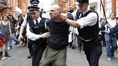 Brittí policisté odvádí jednoho z protestujících od ekvádorské ambasády v