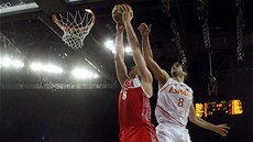 ZA DVA BODY. Ruský basketbalista Saa Kaun skóruje v semifinále proti panlsku.