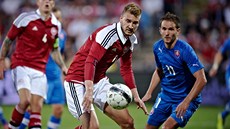 SOUBOJ ÚTOČNÍKŮ. Dánský Nicklas Bendtner (vlevo) proti Marku Bakošovi, střelci SOUBOJ ÚTOČNÍKŮ. Dánský Nicklas Bendtner (vlevo) proti Marku Bakošovi, střelci