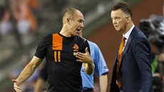 TAK CO, TRENÉRE? Nizozemský záloník Arjen Robben se radí s kouem Louisem van