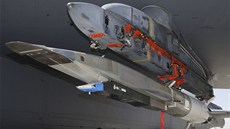 Hypersonický letoun X-51A Waverider pod kídlem letadla B-52 Stratofortress,...