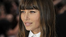 Jessicu Bielovou na londýnské premiée filmu Total Recall zradily krajkové aty.