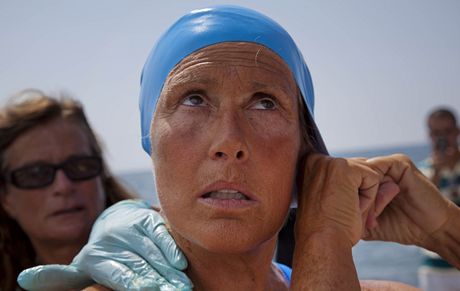 Dvaaedesátiletá Diana Nyadová se potvrté pokusila peplavat Floridský prliv.