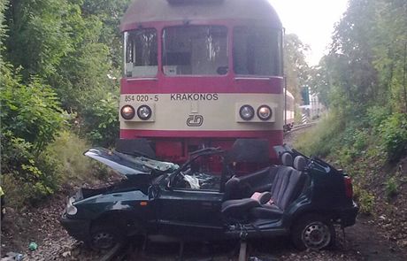 Nehoda osobního auta s vlakem na pejezdu v eské Líp.