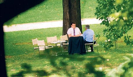Snímek Václava Klause a Vladimíra Meiara na zahrad brnnské vily Tugendhat se