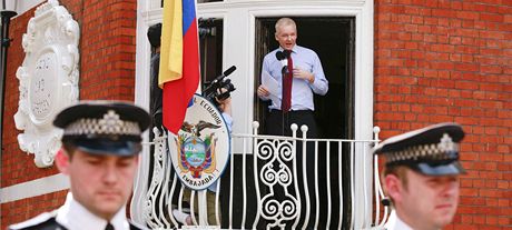 Zakladatel serveru WikiLeaks Julian Assange hovo na balkonu ekvdorsk...
