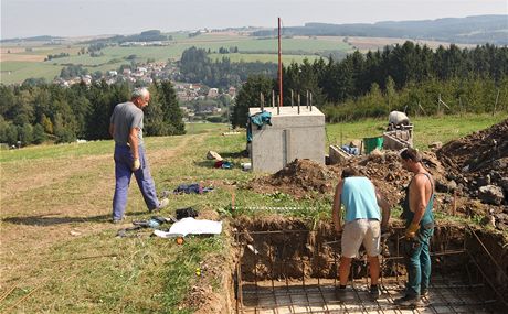 Dlníci zaali s montáí lanovky. Jako první je nutné vybetonovat poádn pevné