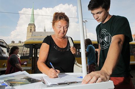Aktivisté v Plzni posbírali pro referendum tisíce podpis. Nakonec vak plebiscit naídil soud. Msto te chce informovat obany o tom, co se stane, kdy referendum vyzní proti stavb centra Corso. (Ilustraní snímek)