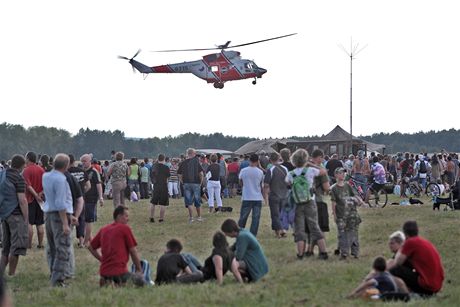 Na letiti v Líních se konají i letecké dny. Lidé tu mohou sledovat napíklad ukázky práce leteckých záchraná.