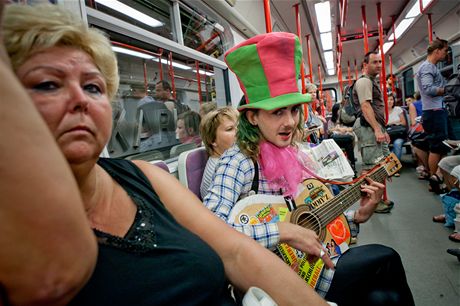 Pouliní umlec (busker) v praském metru (23. srpna 2012, Praha)