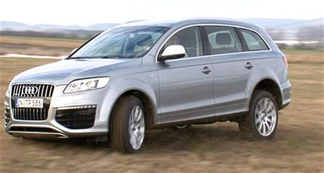 Audi Q7 vylétlo ze silnice a perazilo stom. (ilustraní snímek)