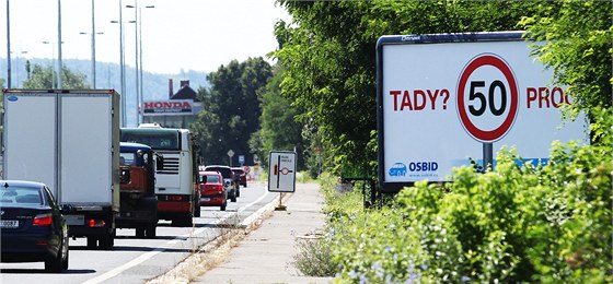 S maximální povolenou rychlostí na Strakonické nesouhlasí ani sdruení Osbid, které nechalo u komunikace nainstalovat protestní billboard.