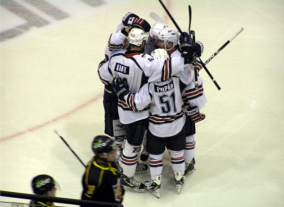 Chomutovu se neekan daí v Evropské lize. Zde se jeho hokejisté radují po brance do sít finského Kuopia.