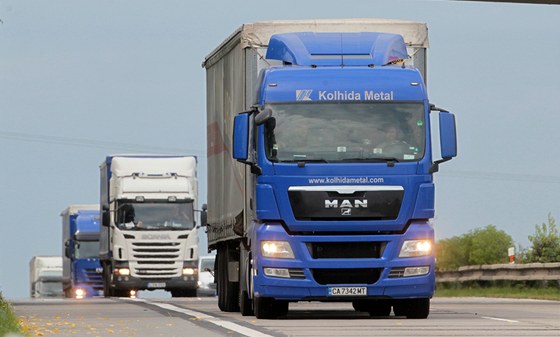Pevrácený kamion blokuje v Letonicích runou tepnu mezi Brnem a Svitavami. Ilustraní snímek