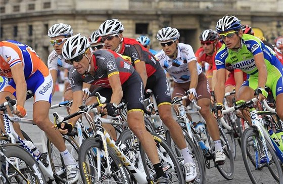 Lance Armstrong (v popedí vlevo) projídí Paíí pi poslední etap Tour de