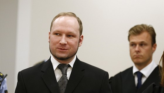 Anders Behring Breivik po píchodu k soudu, kde vyslechl rozsudek. (24. srpna