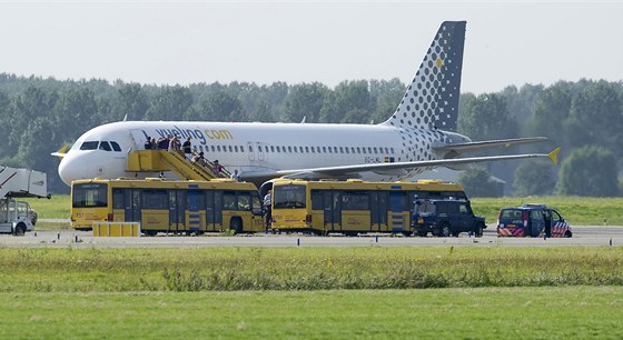 Cestující vystupují z letadla spolenosti Vueling poté, co ho na letit