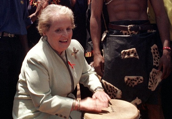 Bývalá americká ministryn zahranií Madeleine Albrightová si na buben zahrála i pi návtv Nairobi v roce 1999.