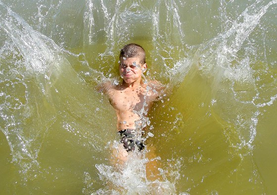 Jedním z míst, kam v parném poasí chodí obyvatelé eských Budjovic, je park Stromovka. Bývalá pískovna Bagr slouí zárove jako koupalit. Na snímku je trnáctiletý David Laur. (20. srpna 2012) | foto: Slavomír Kube, MF DNES
